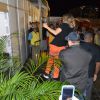 Claudia Leitte usou uma bota ortopédica e precisou da ajuda de um segurança para ser levada até o camarim do show em Pernambuco