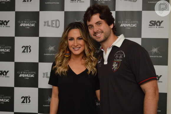 Claudia Leitte recebe o marido, Marcio Pedreira, nos bastidores do show em Pernambuco. Cantora faz tour do lançamento do DVD 'AxéMusic'