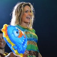Claudia Leitte faz show e leva a Galinha Pintadinha para o palco em Pernambuco