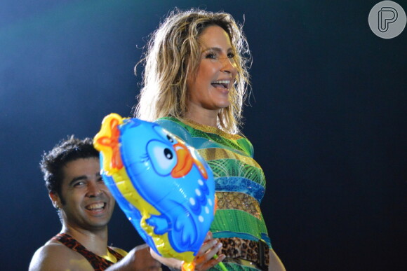 Claudia Leitte faz show em Pernambuco com balão de Galinha Pintadinha. Cantora comemora um ano do lançamento do DVD 'AxéMusic'