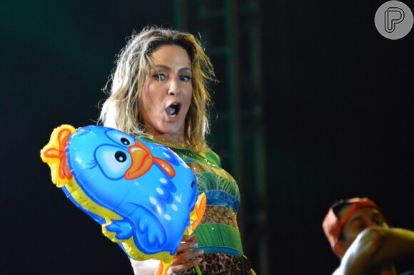 Claudia Leitte faz show em Pernambuco com galinha pintadinha a tira colo após ter figurino da abertura da Copa comparado ao personagem infantil