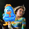 Claudia Leitte faz show em Pernambuco ao lado de balão da Galinha Pintadinha e se diverte com comparação de figurino usado na abertura da Copa de 2014
