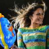 Espirituosa, Claudia Leitte se apresenta com balão da galinha pintadinha ao lado