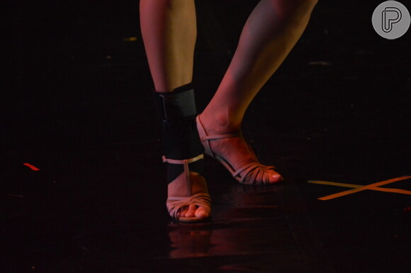 Claudia Leitte usa protetor no pé durante show em Pernambuco