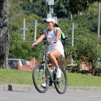 Malu Mader exibe boa forma durante passeio de bicicleta no Rio