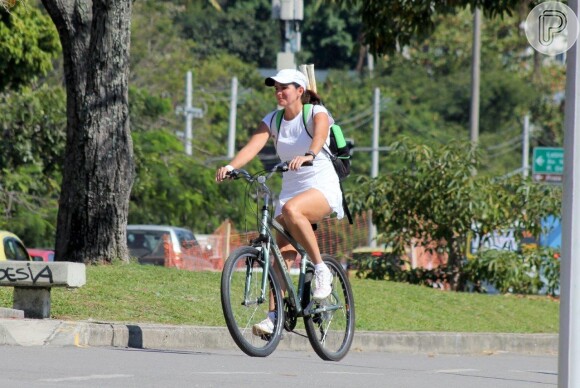 Malu Mader andou de bicicleta na Lagoa Rodrigo de Freitas, Zona Sul do Rio de Janeiro, na tarde desta segunda-feira, 4 de agosto de 2014