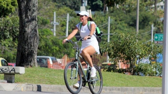 Malu Mader exibe boa forma durante passeio de bicicleta no Rio