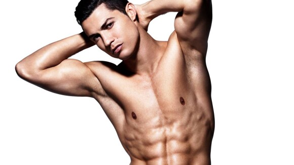 Cristiano Ronaldo mostra corpo sarado em lançamento de linha de cuecas