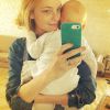 Carol Trentini faz selfie com o filhote, Bento, e posta no seu instagram
 