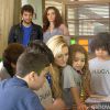 Davi (Humberto Carrão) fica admirado com o comportamento de Megan (Isabelle Drummond) junto das crianças, em 'Geração Brasil'
