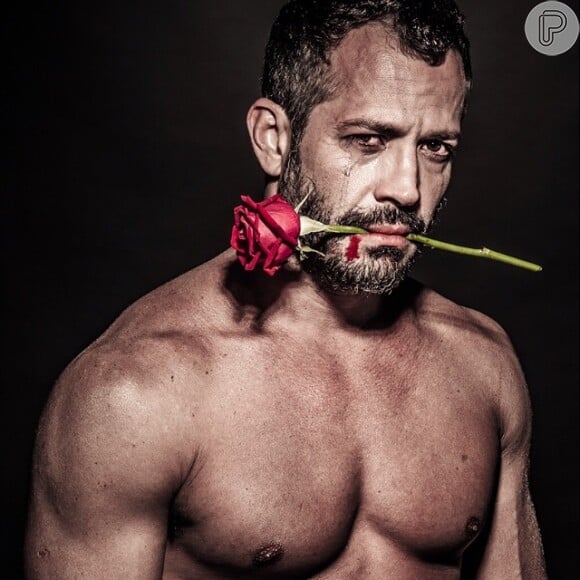 Malvino Salvador posou chorando, com uma rosa na boca e sem camisa para um quadro que a ser exposto no restaurante Ibérico, do seu amigo Marcelo Faustini