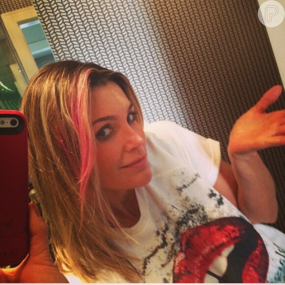 Flávia Alessandra fez uma travessura na tarde desta quinta-feira, 7 de agosto de 2014, e mostrou o resultado em seu Instagram. Incentivada por sua filha Olívia, a atriz pintou uma mecha de seu cabelo de cor-de-rosa