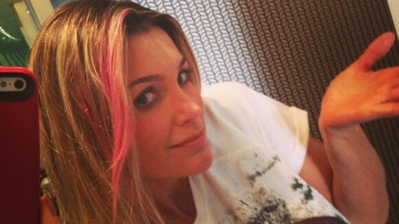 Flávia Alessandra pinta o cabelo de rosa e assume: 'Realizando um sonho'