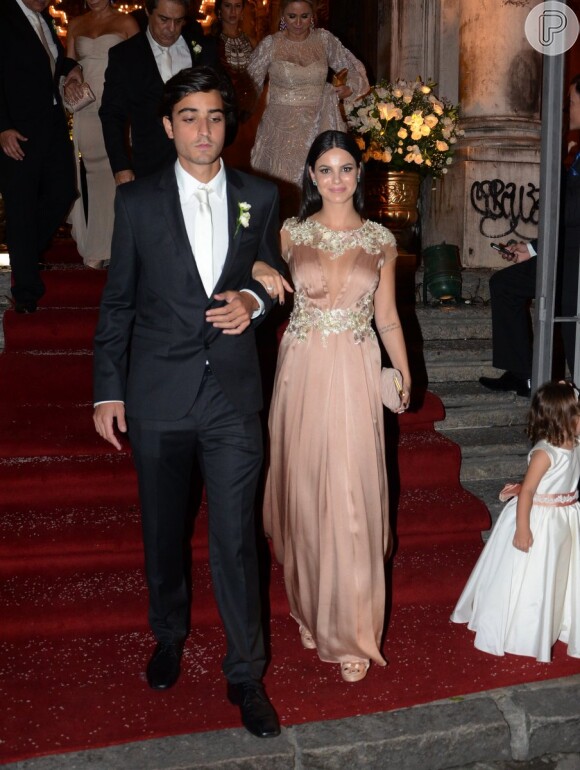 A atriz e o namorado apadrinharam o casamento da produtora Maíz de Oliveira em abril de 2014