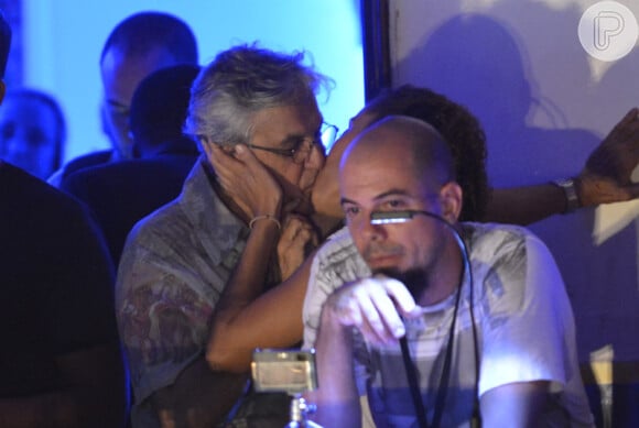 Caetano Veloso e Emily trocam beijos no show de Luiz Caldas