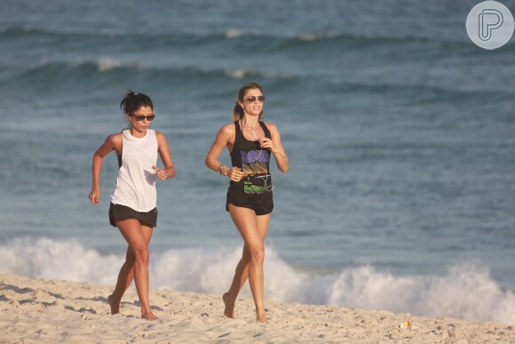 Grazi Massafera correu na areia da praia ao lado da amiga Anna Lima