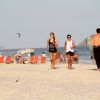 Grazi Massafera se exercitou na praia da Barra da Tijuca, na Zona Oeste do Rio, no final de tarde desta segunda-feira. De shortinho e regata, a atriz correu na areia ao lado da amiga Anna Lima e esbanjou boa forma