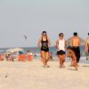 Grazi Massafera se exercitou na praia da Barra da Tijuca, na Zona Oeste do Rio, no final de tarde desta segunda-feira. De shortinho e regata, a atriz correu na areia ao lado da amiga Anna Lima e esbanjou boa forma