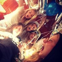 Cara Delevigne comemora aniversário em Ibiza: 'Não poderia estar mais feliz'