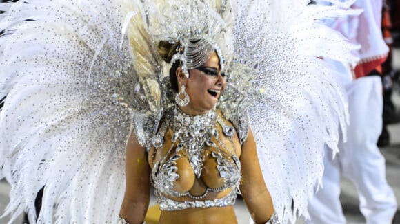 Viviane Araújo brilha com fantasia de R$ 200 mil no desfile do Salgueiro no Rio