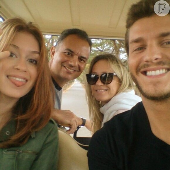 Marina Ruy Barbosa com os pais e o ex-namorado, Klebber Toledo