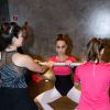 Sabrina Sato faz aula de ballet fitness em academia em São Paulo
