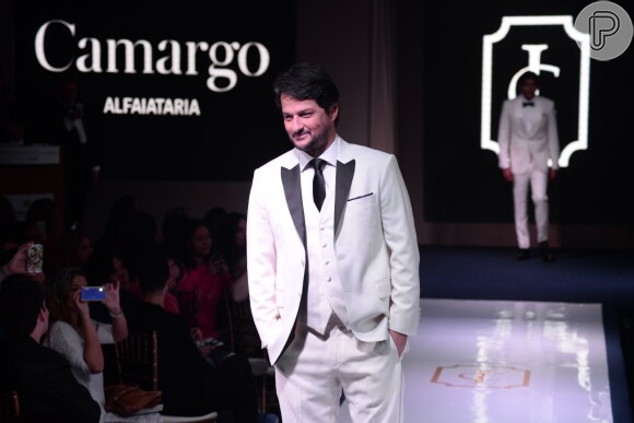 Marcelo Serrado desfilou com um modelo de uma alfaiataria