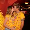 O ex-BBB Diego Alemão e Vivian Steinhoff trocaram beijos apaixonados no camarote Devassa no domingo (10)