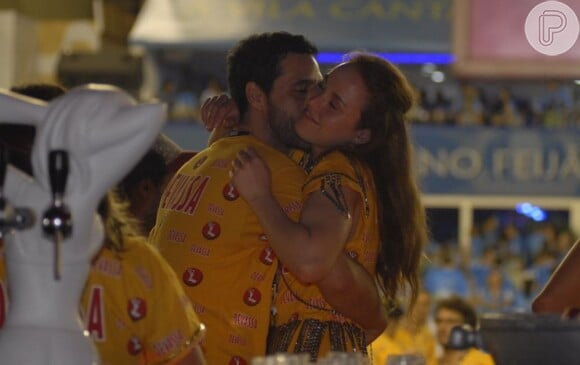 Bruno Garcia e Hillary Dueñas se entregaram ao calor do Carnaval e deram muitos beijos na área vip da Devassa no domingo (10)