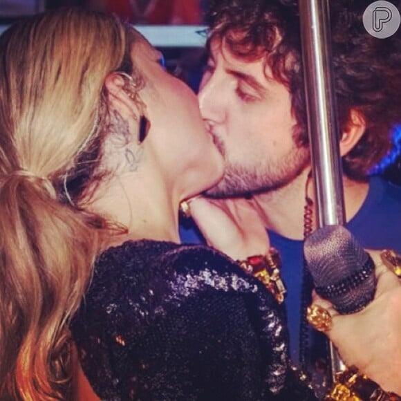 Claudia Leitte não cansa de beijar seu marido, Márcio Pedreira durante o carnaval de Salvador