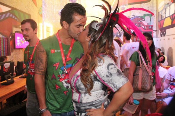 Carlos Henrique, marido de Preta Gil passou no camarim para dar um beijo em sua mulher antes dela subir no palco, em Salvador