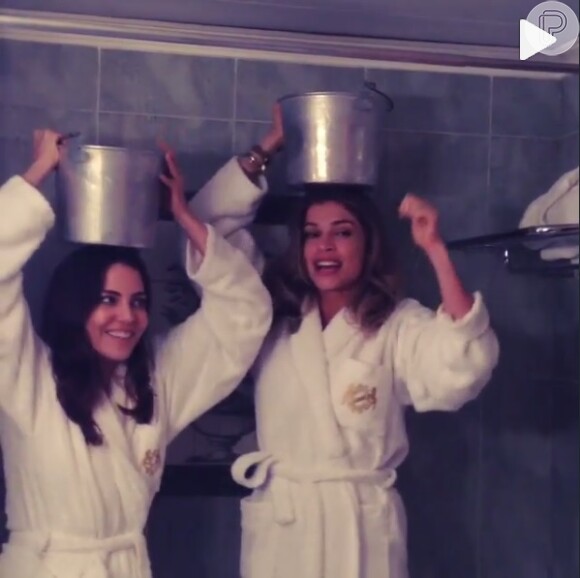 Grazi Massafera e Tainá Müller aceitaram o desafio do balde de gelo e tomaram um banho juntas no banheiro do hotel onde estão hospedadas em Portugal
