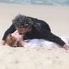 Maria Isis (Marina Ruy Barbosa) e José Alfredo (Alexandre Nero) rolam da areia de praia em cenas ousadas