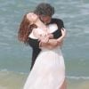 Na sequência, Maria Isis (Marina Ruy Barbosa) está andando sozinha pela praia quando encontra José Alfredo (Alexandre Nero) e corre para os braços do amante