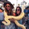 Bruna Marquezine e a amiga Stéphannie Oliveira seguram uma cobra de verdade durante passeio por Los Angeles, nos EUA (22 de agosto de 2014)