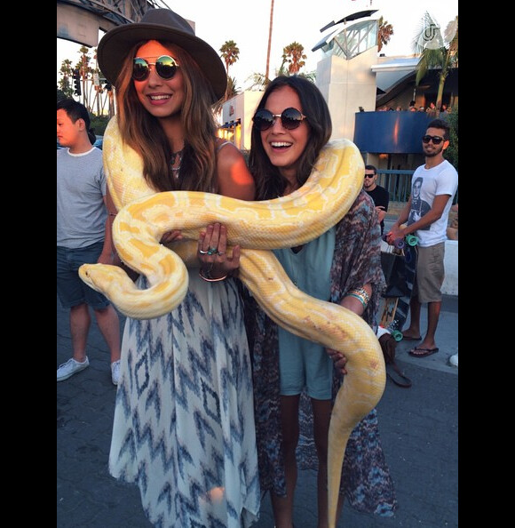 Bruna Marquezine e a amiga Stéphannie Oliveira seguram uma cobra de verdade durante passeio por Los Angeles, nos EUA (22 de agosto de 2014)
