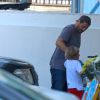 Gael ajuda o papai, Thiago Lacerda, a guadar as compras na mala do carro