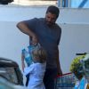 Thiago Lacerda e Vanessa Lóes fazem compras no supermercado na companhia do filho, Gael, em 22 de agosto de 2014