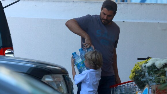 Thiago Lacerda e Vanessa Lóes fazem compras com a ajuda do filho, Gael