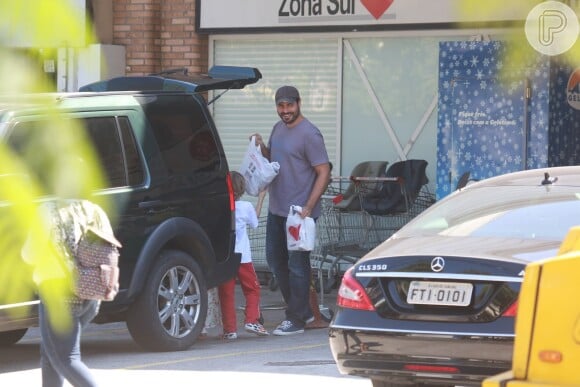 Thiago Lacerda e Gale guardam as compras no carro