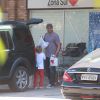 Thiago Lacerda e Vanessa Lóes fazem compras no supermercado na companhia do filho, Gael, em 22 de agosto de 2014