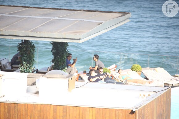 Joe Jonas curtiu a piscina do hotel Fasano, no Rio, na tarde desta sexta-feira, 22 de agosto de 2014. De calça e blusa escuras, o cantor almoçou em uma mesa de frente para o mar de Ipanema, na Zona Sul da cidade, e posou para foto com uma fã