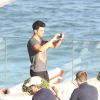 De calça e blusa escuras, Joe Jonas apreciou a vista da praia de Ipanema, na Zona Sul da cidade e fez questão de tirar uma foto da paisagem