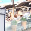 Com o calor, Joe Jonas decidiu colocar uma bermuda e aproveitar o sol do Rio de Janeiro na piscina. 'Curtindo uma viagem incrível pelo Brasil', escreveu o cantor em seu Instagram