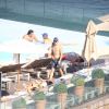 Com o calor, Joe Jonas decidiu colocar uma bermuda e aproveitar o sol do Rio de Janeiro na piscina. 'Curtindo uma viagem incrível pelo Brasil', escreveu o cantor em seu Instagram