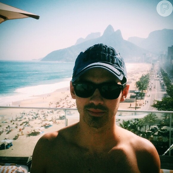 Joe Jonas curtiu a piscina do hotel Fasano, no Rio de Janeiro, na tarde desta sexta-feira, 22 de agosto de 2014