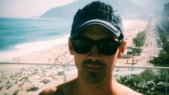 Joe Jonas curte piscina no Rio e posa para foto com fã: 'Viagem incrível'