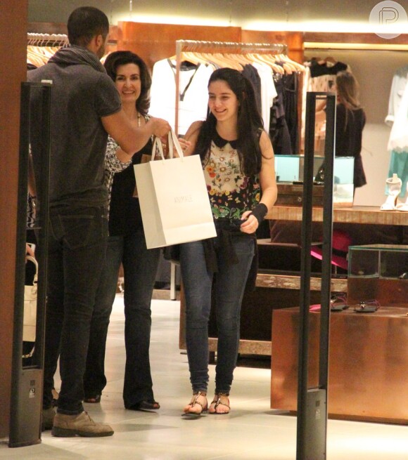 Fátima Bernardes foi ao shopping Village Mall, na Barra da Tijuca, Zona Oeste do Rio, com as filhas Laura e Beatriz na noite desda sexta-feira, 22 de agosto de 2014. Simpática, a apresentadora do 'Encontro' ainda posou para foto com um fã