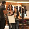 Fátima Bernardes foi ao shopping Village Mall, na Barra da Tijuca, Zona Oeste do Rio, com as filhas Laura e Beatriz na noite desda sexta-feira, 22 de agosto de 2014. Simpática, a apresentadora do 'Encontro' ainda posou para foto com um fã