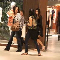 Fátima Bernardes vai às compras com as filhas e tira foto com fã em shopping